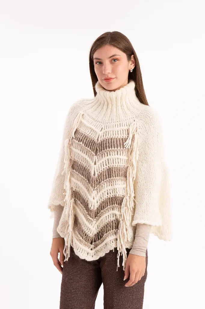 Poncho cuello alto con flecos verticales tejido a amano